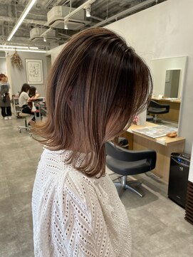 アヴァンス 京橋店(AVANCE) 外ハネスタイルでオシャレにきまるナチュラルバレイヤージュ