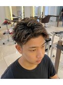 ツイスパ×ハイライト 短髪アップバングスタイル