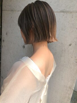 ヨーク(YOKE) 切りっぱなしボブミニボブ外ハネグレージュベージュダブルカラー