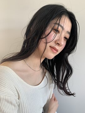 ケリーアン 太田(kelly.un) 暗髪ミディアム / お顔周りカット / センターバング