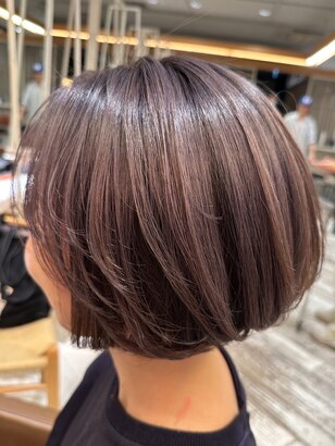 分厚いブロンドのハイライトが付いたチョコレートブラウンの髪