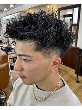 stud.のパーマは、髪質やなりたいスタイルに合わせて薬剤も調整します.