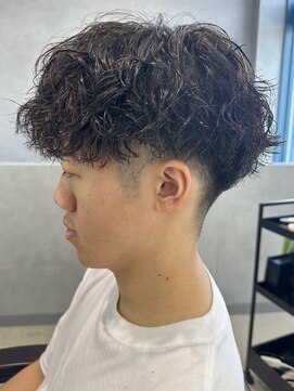 リット×ベリエ(Lit.×belier) スパイラルパーマメンズマッシュセンターパート波巻きパーマ30代