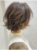 くすみブラウンの“レイヤーボブ”で大人可愛いを叶える