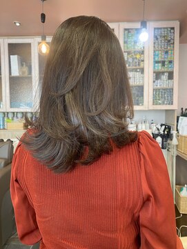 エン 仙台(en) 上品ミディアムレイヤー、グレージュカラー、髪質改善