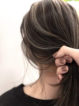 ディスアンドザット あびこ店(THIS&THAT)の写真/白髪を隠すだけで終わらせない◇透明感と艶を纏う、大人女性のための白髪ぼかしで若々しい印象に♪