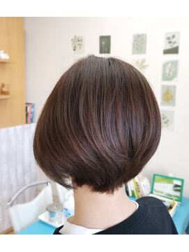 ビーイン(BE IN) 暗めアッシュ前下がりショートボブ