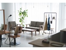 【やさしい自然光が差し込むリラックスできる店内】