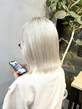 ミィ 表参道(mee.) 【mee.】ヤジマ ハイトーンホワイトカラー