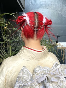 ドーター(daughter) 【daughter mami】成人式赤髪ねじねじツインシニョンヘア