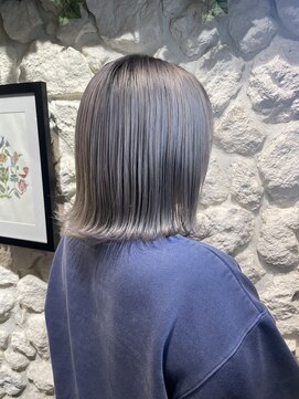 ラウンジ(Lounge) 外ハネシルバーアッシュ!