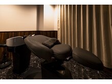 首への負担がない「YUMEシャンプー」完備。隣と顔を合わせない極上のリラクゼーションブース。