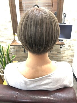 ハサミバイアトリエナガノ 千葉(8sami by atelier nagano) ショートボブ/センターパート/ツヤ髪/グラデーション/イヤリング