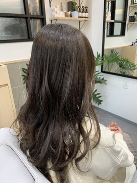 クレイドル(cradle) マットアッシュで落ち着いた透明感のロングヘアー