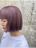 アッシュピンクのカラーにパッツンボブ
