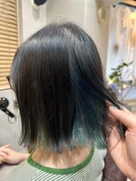 エラ(Ella) 切りっぱなしボブ×インナーカラーエメラルドグリーン