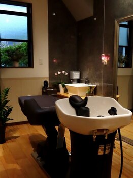 サロンルオロ(salon Luoro)の写真/世界一気持ちいいシャンプー体験☆寝れるシャンプー台で至福のひととき。