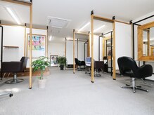 サロンエフ(salon F)の雰囲気（広々とした店内）