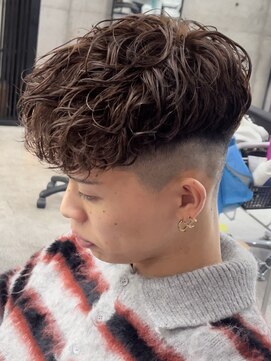 イーラ(era) 外国人スペインカール メンズ パーマ フェード 眉カット