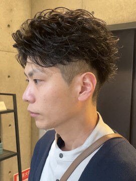 ブルニール 中崎町(BLEUNIR) ニュアンス　フェザー　パーマ　センターパート　刈り上げ