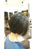 後ろふんわり、やや前下がりなボブ。