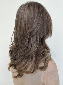 ステア ケース(stair case) 地毛×多色ハイライトで伸びてきてもストレスフリー　50代60代