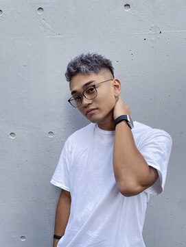 モノリス(monolith) 一度はしてみたいシルバーカラー