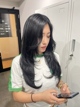 ユウル 横浜(juhl.) レイヤーカットハッシュカットブルーブラックブリーチなし横浜駅