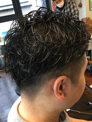 男性特有のヘアのお悩みも解決！髪だけでなく、頭皮の健康にもこだわった商材を取り揃え♪