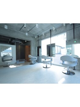 【表参道徒歩2分】都会にいながらゆったり過ごせる落ち着いた空間♪<ヘッドスパ/ノンジアミンカラー/青山>