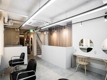 エイチバイシオミエイチ 神戸三宮(H by shiomi H)の雰囲気（柔らかい日差しが入り、爽やかなアロマの香り漂う施術スペース）