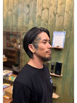 スロウ トリップ ヘアー(Slow Trip Hair)の写真/遊び心と男らしさを両立！休日のラフなスタイルも、世界を旅した店主のセンスで一歩先の仕上がりに。
