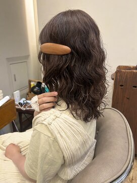 テテ ニコ(tete nico) ミディアムパーマウェーブヘアブラウンカラー