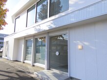 ヌエフ(NUEF)の雰囲気(真っ白な外観に小さなランプがついているのが目印です。)