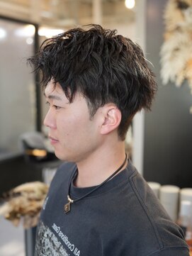 シロ(SHILO) ツーブロック×ソフトツイストの束感アップメンズスタイル