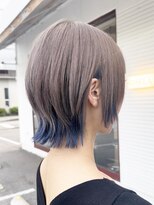 ジゼラ(GISELA) ウルフカット ブリーチカラー インナーカラー ネイビーブルー