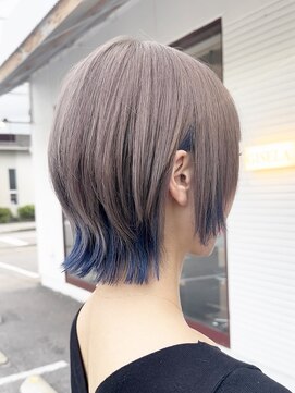 ジゼラ(GISELA) ウルフカット ブリーチカラー インナーカラー ネイビーブルー
