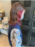 暗髪ベージュ+ビビットピンクパープルインナーカラー