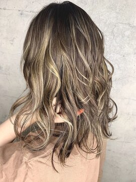 アフィナー(Afinar) ベージュ系デザインカラー★ブロンドカラー/レイヤーロング