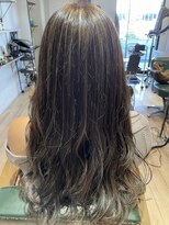 サラ(sarah)&nbsp;ロングレイヤー／ハイライトカラー