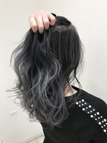 ソアロ(SOARO)&nbsp;六条ブルーグレーインナーカラー韓国風ミディ 20代
