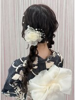 ベルグロー 北新地(BELLEGROW)&nbsp;花飾りツイン編みおろし｜梅田・北新地ヘアセット