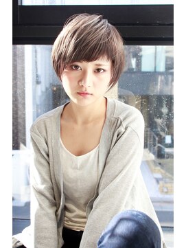 トルネード(TORNADO) 外国人風 可愛いショートボブ ハイライト グレージュ 白髪ぼかし