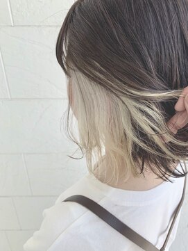 ロンド ヘアー(Rondo. Hair) インナーカラーホワイトアッシュ_イヤリングカラー
