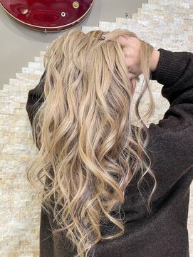 アンク クロス 関内店 ロアエクステ、ブロンドベージュ(ワインレッド、グレーメッシュ)