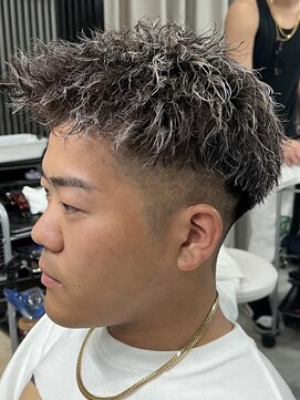 イーラ(era) ホワイトメッシュツイストスパイラルパーマ短髪束感