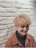 ベージュブロンドマッシュ