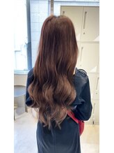 【After】自然な仕上がりに、巻き髪も楽しめるエクステ。