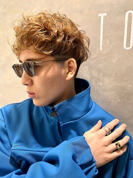 トルネード(TORNADO) スペインカール刈り上げスタイル 金髪M20240727