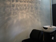 ｍｕｇｅｌｃａの雰囲気（フルフラットのシャンプー台で癒しの時間をお過ごしください）